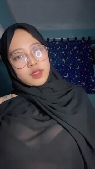Ukhti Hijab hitam dengan Aset BESAR