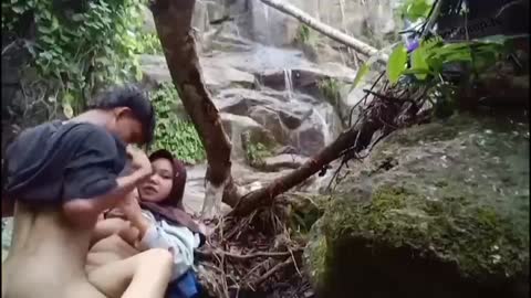 Hijab Ngewe Di Air Terjun